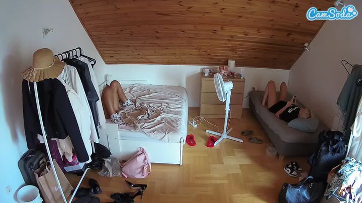 voyeurcam-julmodels-greybed-3