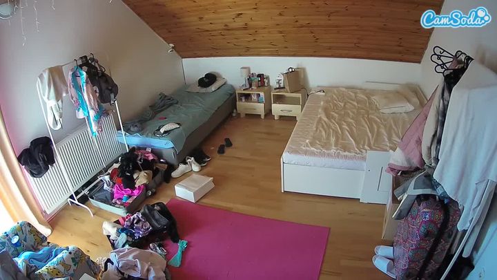 voyeurcam-julmodels-whitebed-1