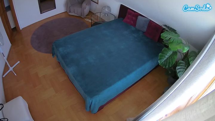 voyeurcam-julmodels-whitebed-5