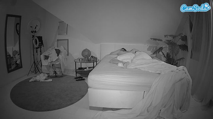 voyeurcam-julmodels-whitebed-6