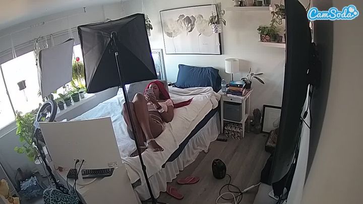 voyeurcam-xiennamoreau-01